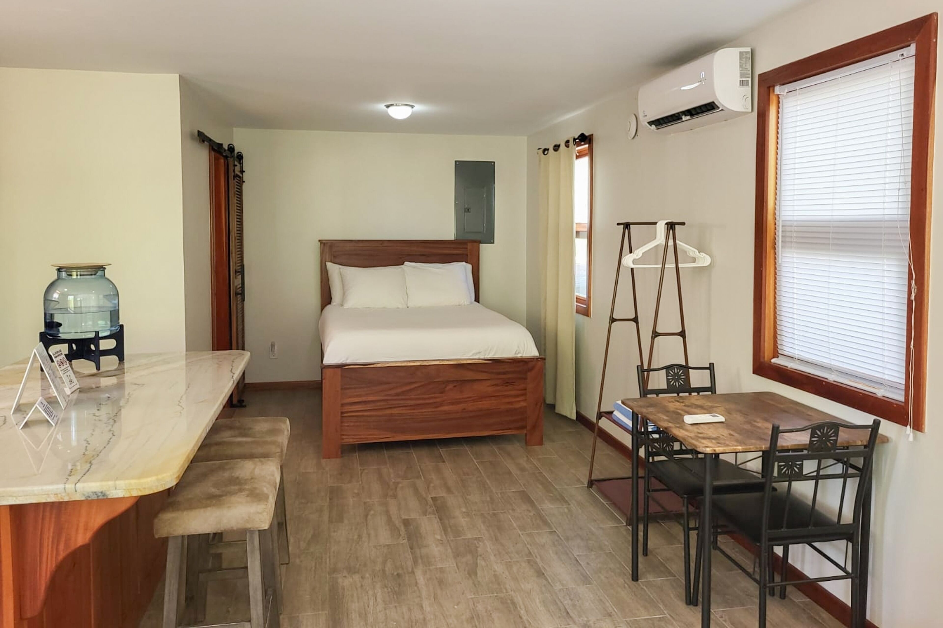 1 bedroom, internet, bed sheets