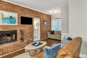 TV, fireplace - 1112 Ocean Boulevard (Saint Simons Island)