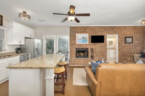 Fernseher, Kamin, DVD-Player