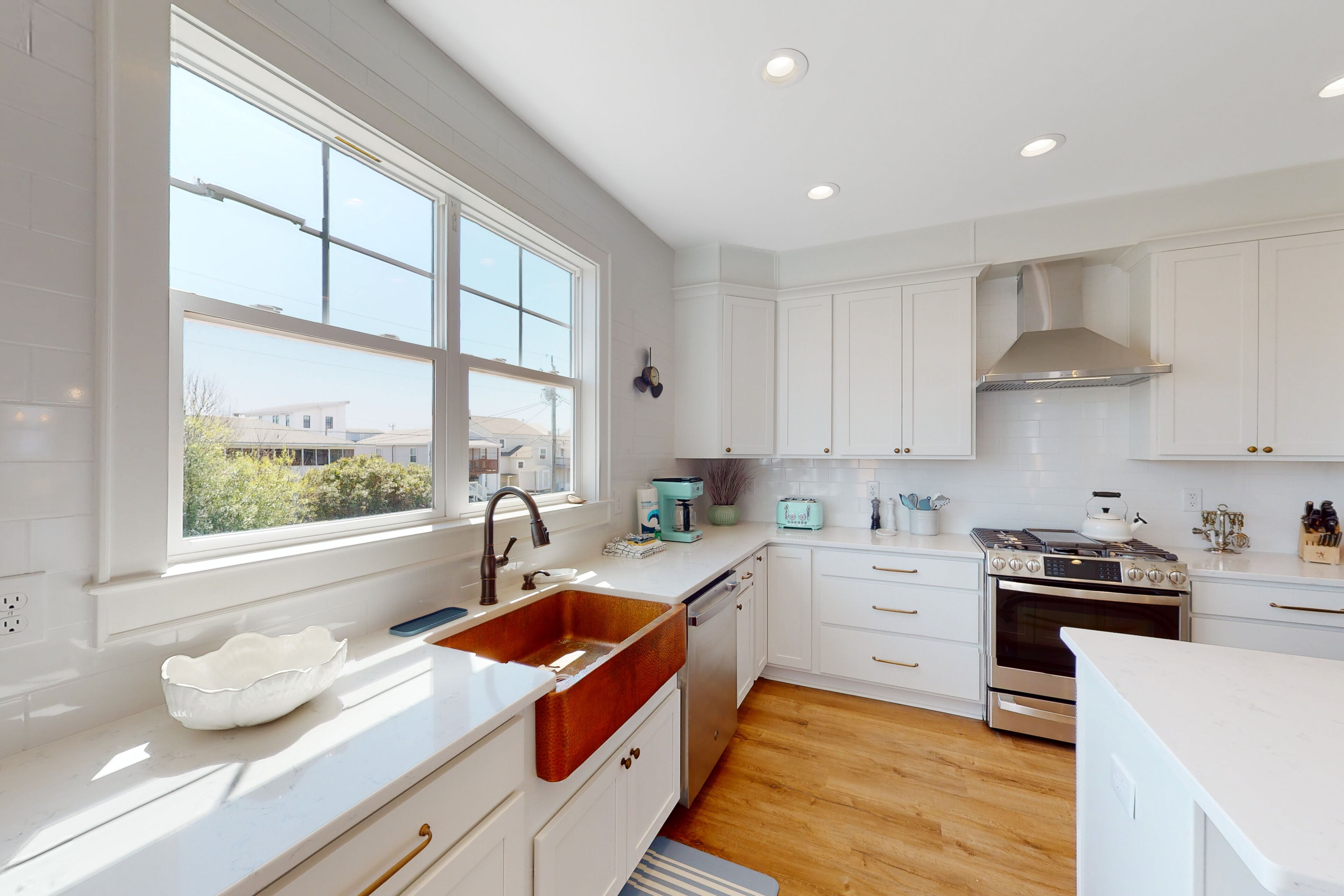 Inviting dog-friendly home close to beach with patio, fireplace, & W/D