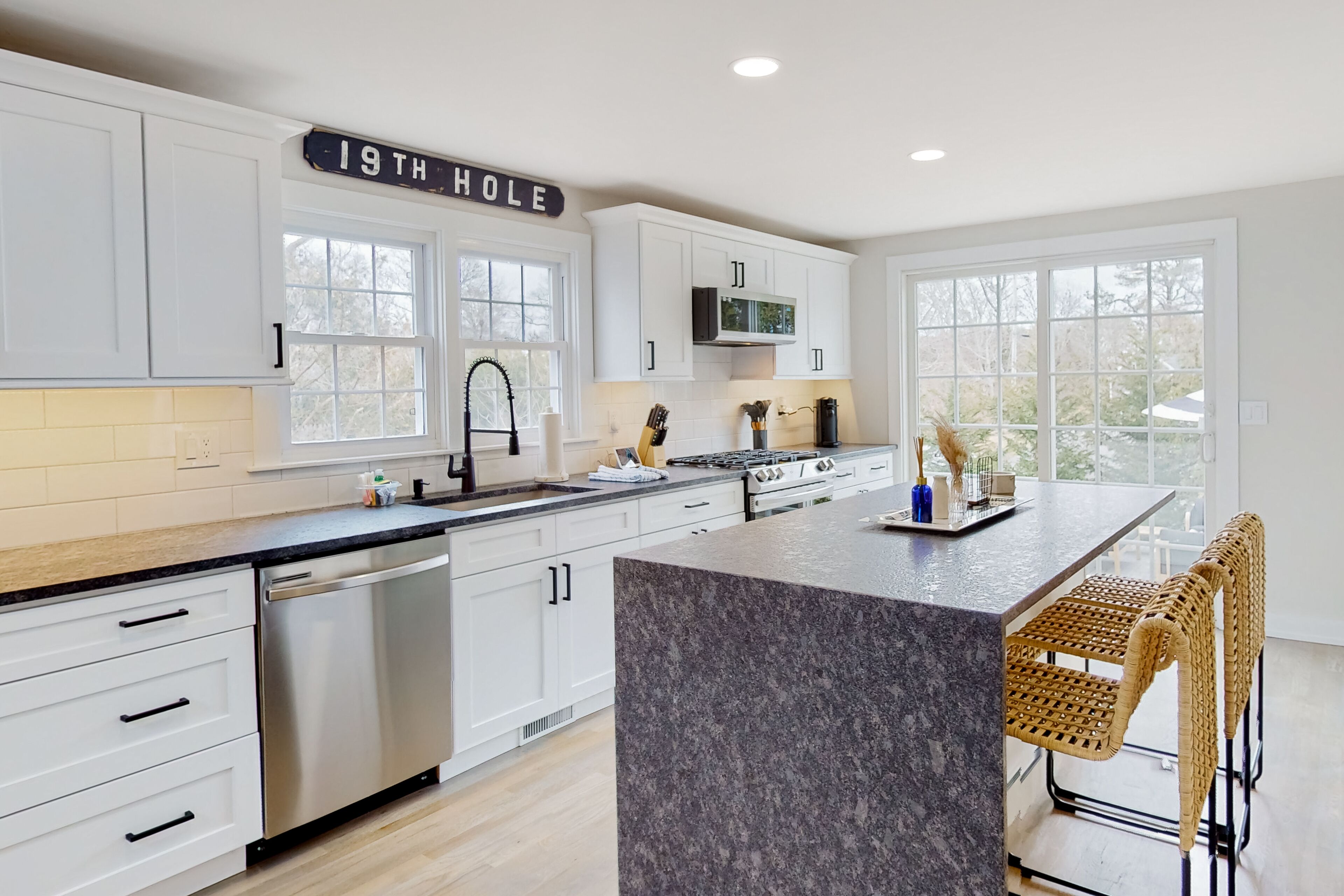 Beautiful home with great yard & firepit - walk to Main St, beaches & ferries