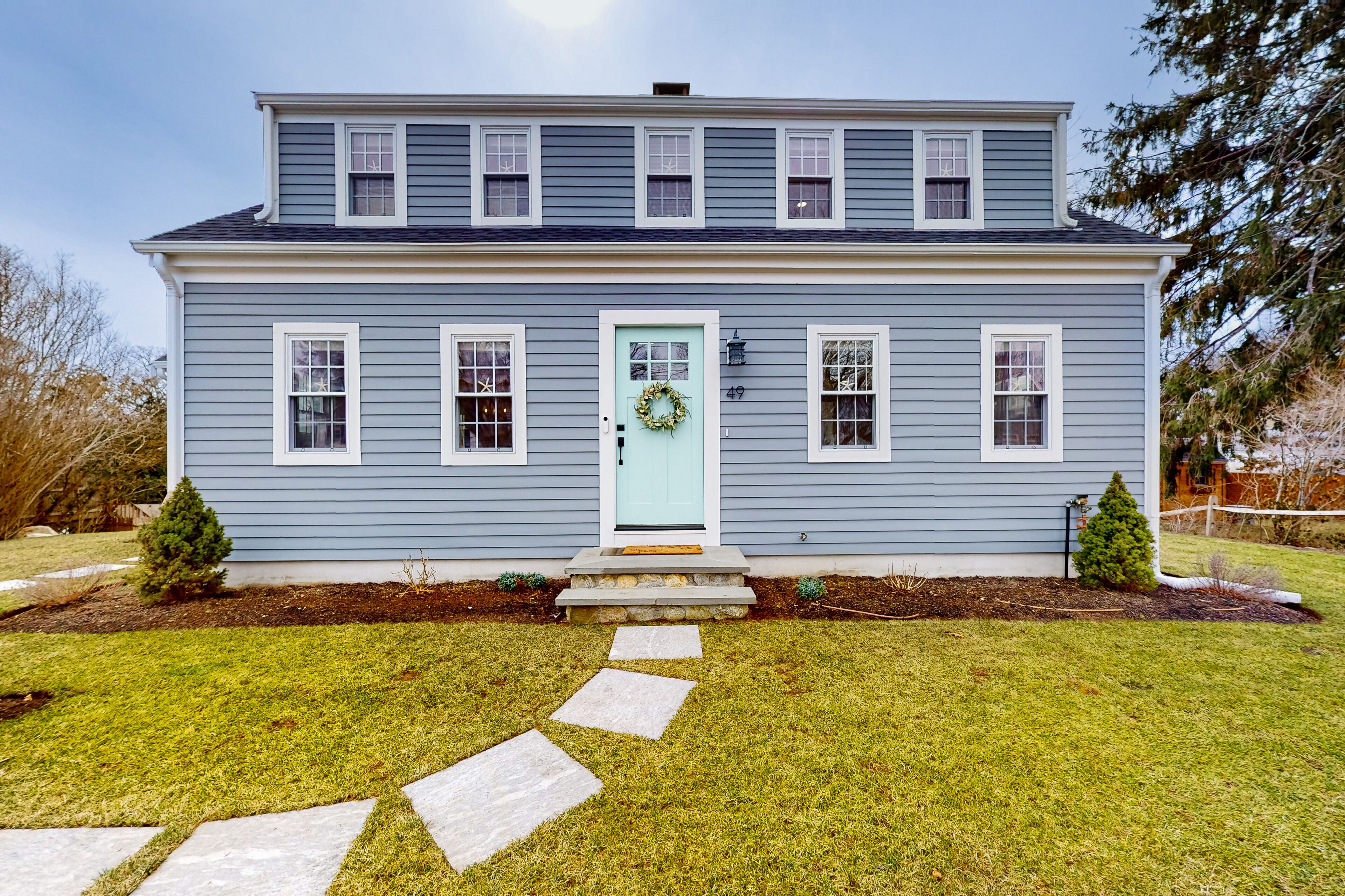 Beautiful home with great yard & firepit - walk to Main St, beaches & ferries