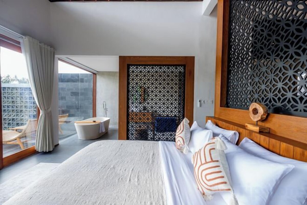 Minibar, desk, WiFi (free), bed sheets