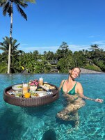 Una piscina al aire libre