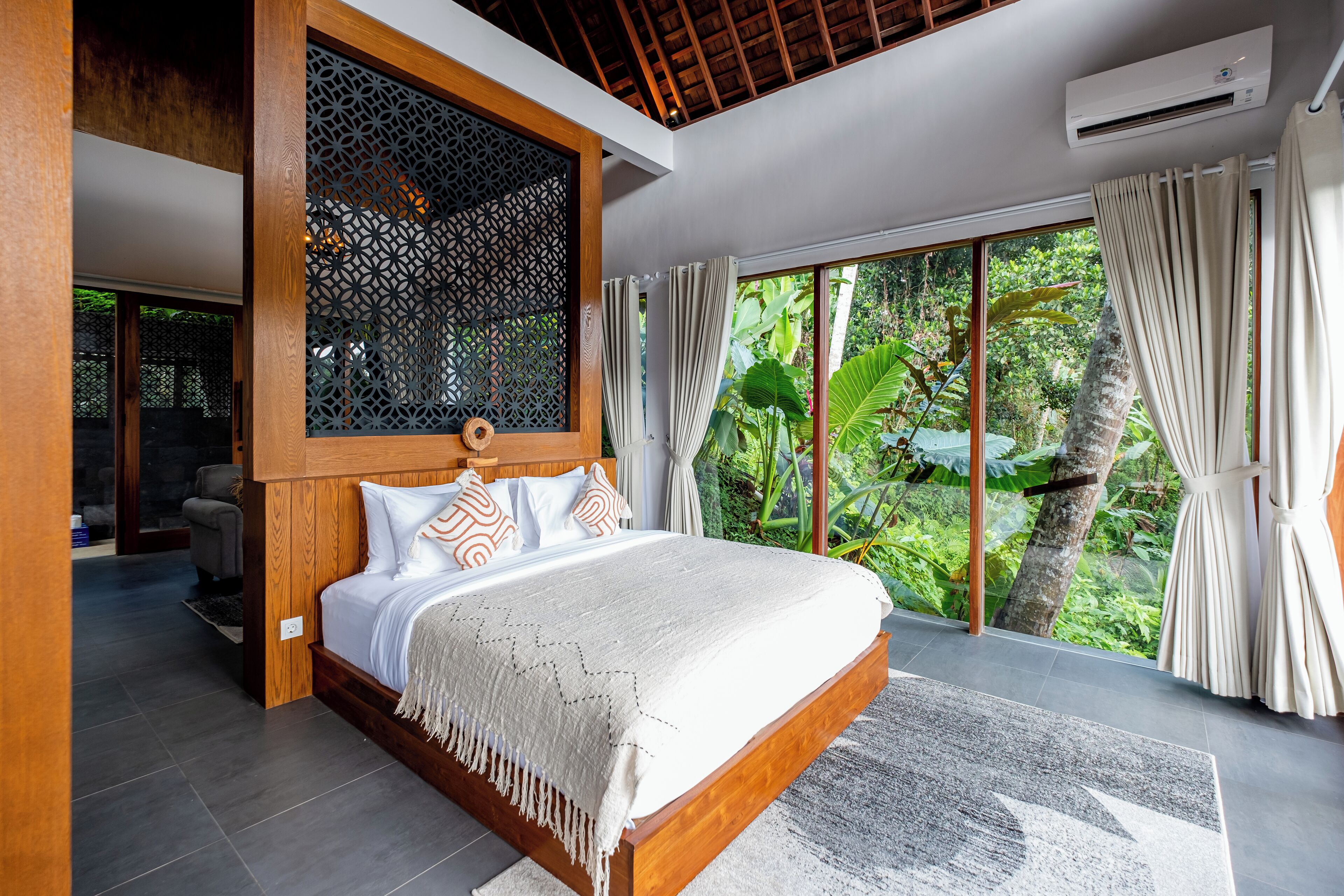 Frigobar, escrivaninha, Wi-Fi de cortesia, roupa de cama