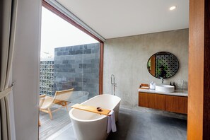 Shower, bathrobes, slippers, towels - LeRosa Valley Resort (Ubud)