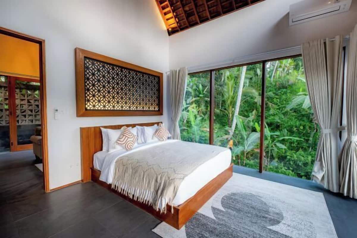 Minibar, desk, free WiFi, bed sheets