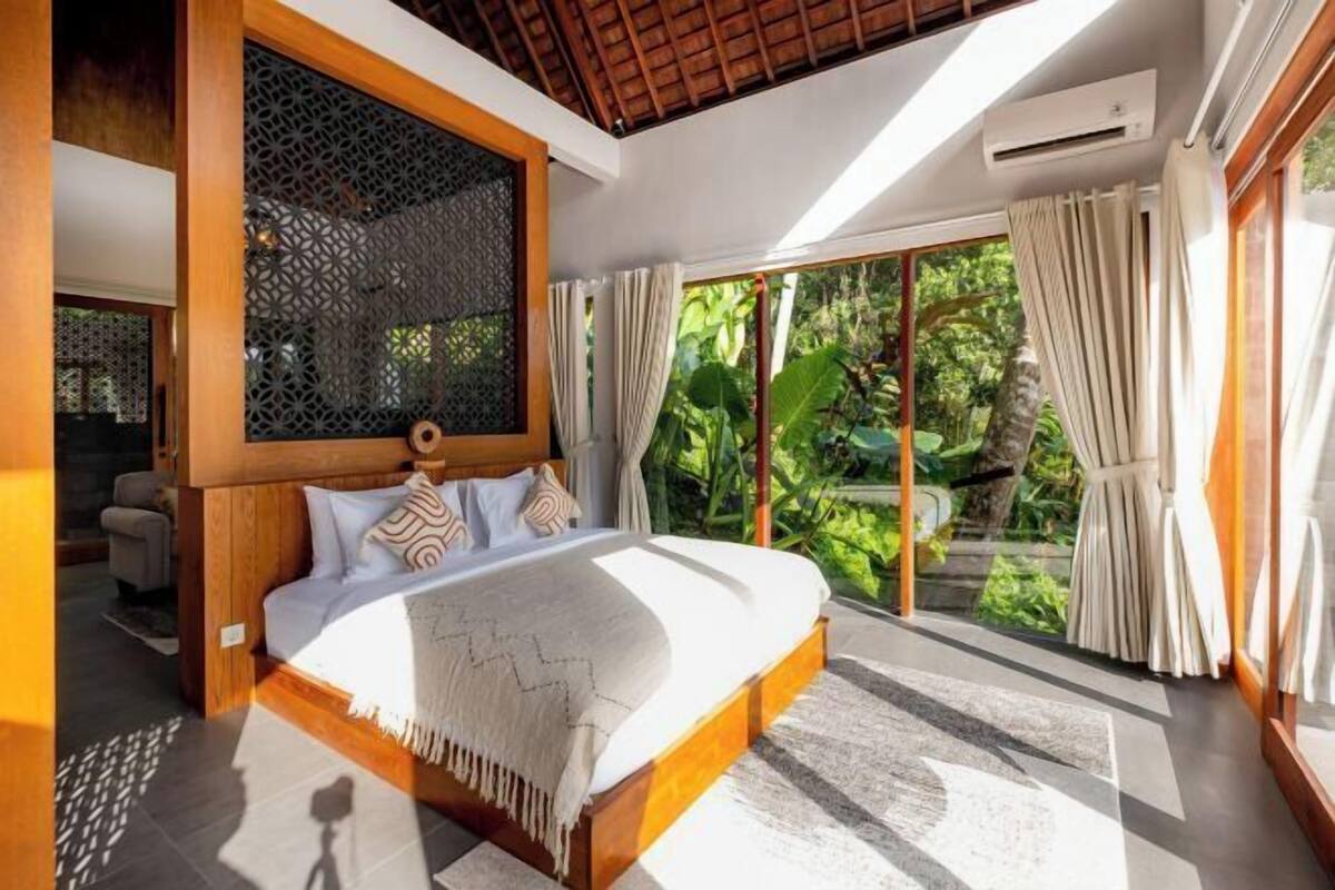 Minibar, desk, free WiFi, bed sheets