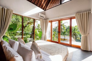 Minibar, escritorio, wifi gratis y ropa de cama