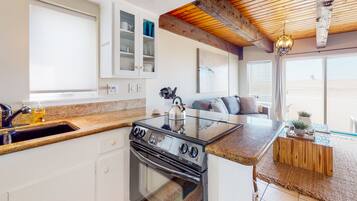 雪櫃、微波爐、焗爐、爐具