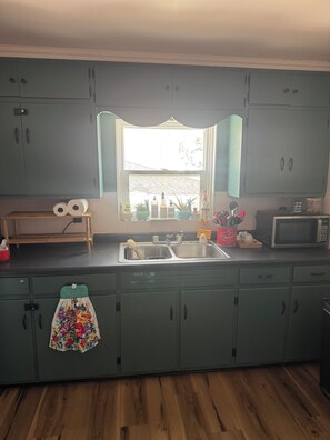 Kjøleskap, mikrobølgeovn, ovn og kaffetrakter/tekoker