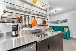 Herdplatte, Wasserkocher mit Kaffee-/Teezubehör, Toaster