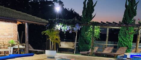 من حمّامات السباحة المغطاة