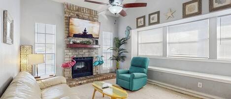 Televisión y chimenea