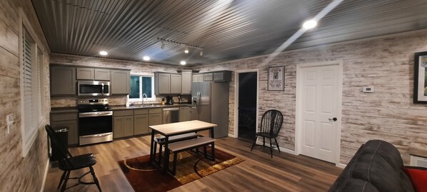 Jääkaappi, mikroaaltouuni, uuni, liesi