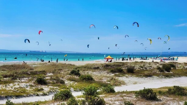 A beach with people and kites. - Cozy Crner, home away from home, mere 100m away from pristine beaches (Langebaan)
