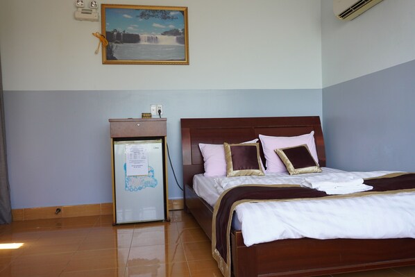 Hypo-allergenic bedding, desk, laptop workspace, free WiFi