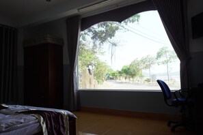 Panoramic Double Room, 1 Queen Bed | Hypo-allergenic bedding, desk, laptop workspace, free WiFi - Nha Nghi Van Long Elephants (Lak)