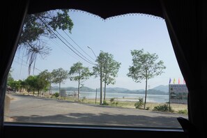 Panoramic Double Room, 1 Queen Bed | Hypo-allergenic bedding, desk, laptop workspace, free WiFi - Nha Nghi Van Long Elephants (Lak)