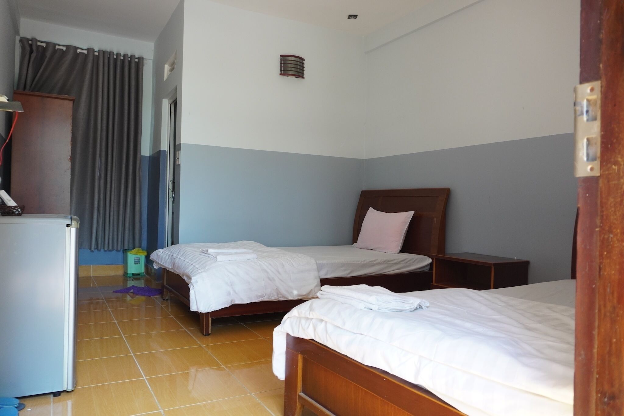 Eenvoudige kamer, 1 twee- of 2 eenpersoonsbedden | Woonruimte | Een 32-inch ledtelevisie met kabelzenders en televisie