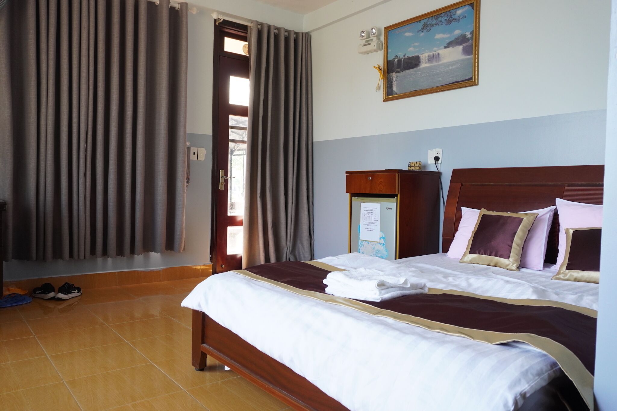 Panorama tweepersoonskamer, 1 queensize bed | Hypoallergeen beddengoed, een bureau, een laptopwerkplek, gratis wifi