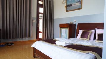 Habitación panorámica doble, 1 cama de matrimonio | Ropa de cama hipoalergénica y escritorio