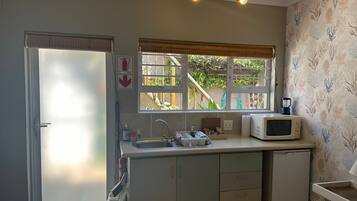 Refrigerador, microondas, tostadora y utensilios de cocina