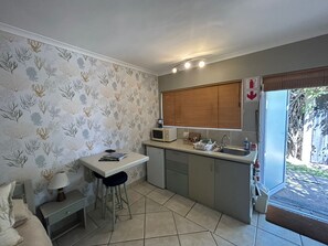 Fridge, microwave, toaster, cookware/dishes/utensils - Cozy Crner, home away from home, near pristine beaches num3 (Langebaan)