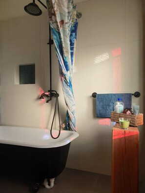 Shower, soap, toilet paper - Peninsulas largest group accommodation. Relax & catch up with friends or family. (Rye)