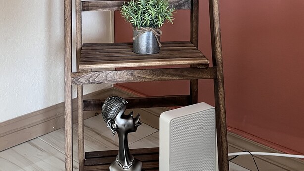 A wooden shelf with potted plants and motivational books. - The Hideaway cozy , centrally located apartment 3 minutes from town center (Mandeville)