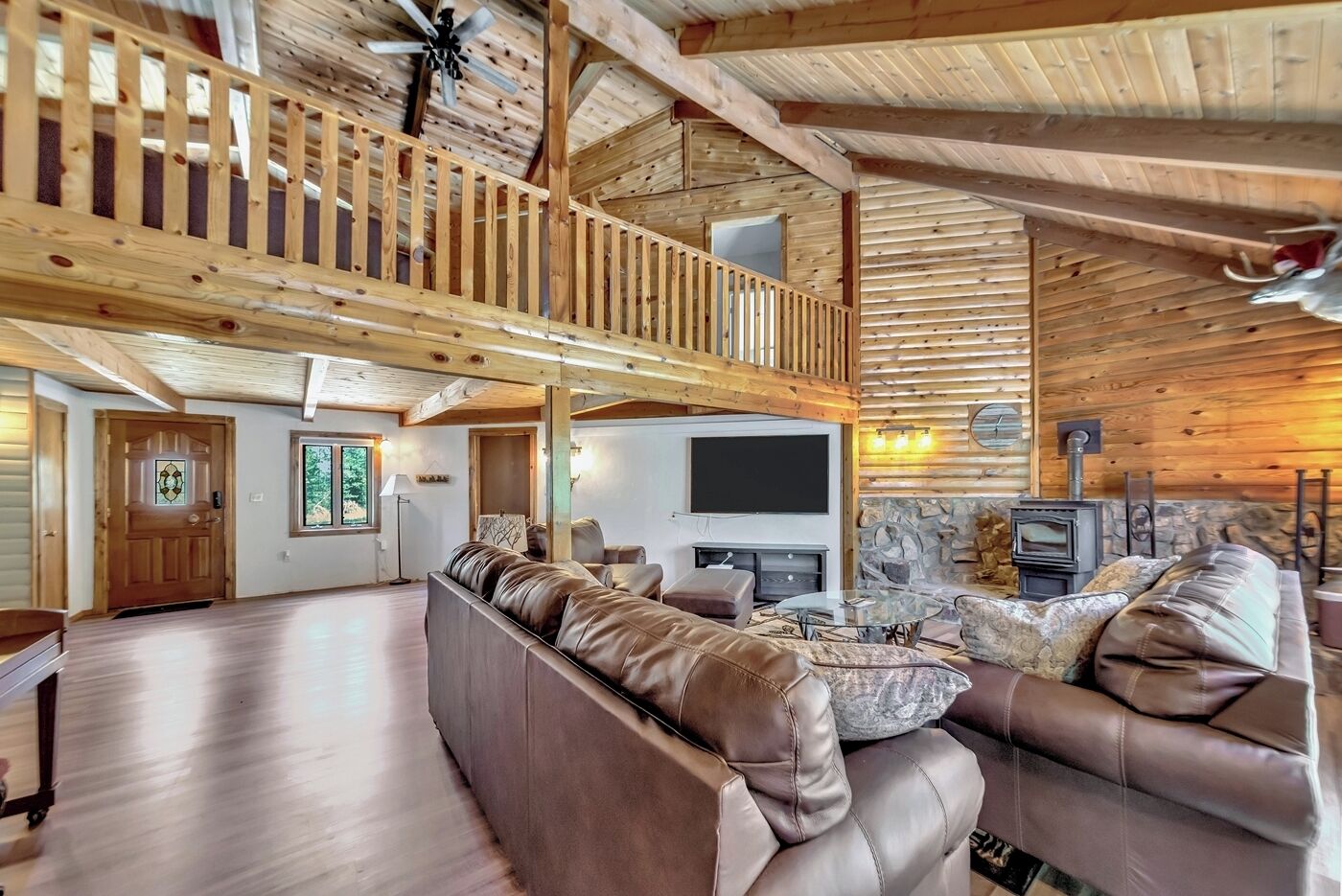 Smart-TV, peis, DVD-spiller og bøker