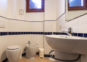 Shower - Located in Marina di Campo, tastefully furnished, with a large enclosed garden and a few steps from (Campo nell'Elba)