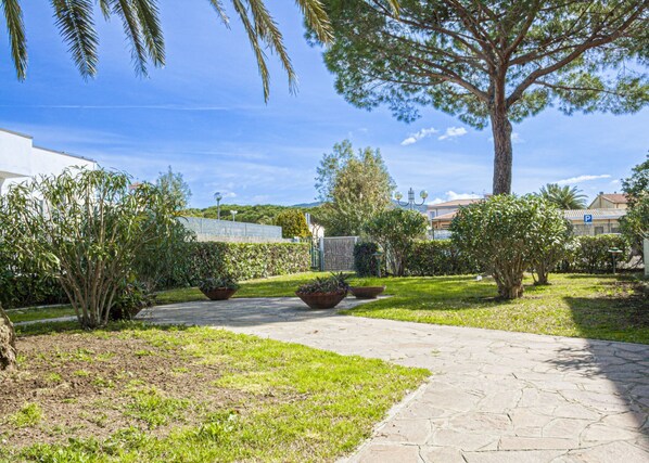 Property grounds - Located in Marina di Campo, tastefully furnished, with a large enclosed garden and a few steps from (Campo nell'Elba)