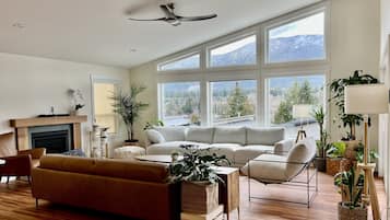 Smart TV, ping pong, stereo