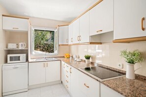 Frigorífico, microondas, lavavajillas y cafetera o tetera