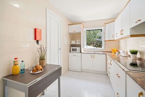 ثلاجة، ميكروويف، غسالة أطباق، ماكينة لصنع القهوة/الشاي