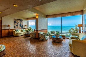 Living area - Royal Kahana by Coldwell Banker Island Vacations (Kahana)