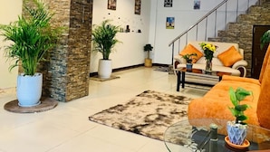 Una sala de estar moderna con un sofá, una mesa de centro y plantas en macetas.