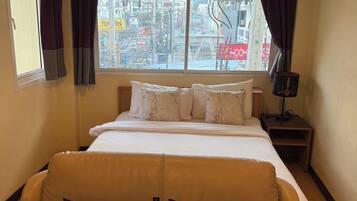 High Deluxe | Schreibtisch, laptopgeeigneter Arbeitsplatz, kostenloses WLAN