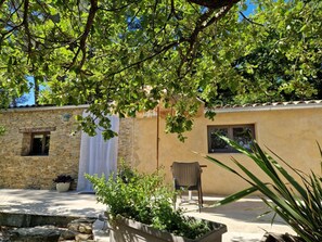 Terrace/patio - Tastefully decorated gîte with airco and heated pool (Faucon)
