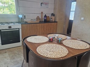 Fridge, microwave, oven, stovetop - Tastefully decorated gîte with airco and heated pool (Faucon)