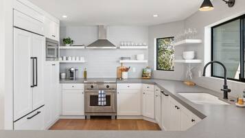 Refrigerador, microondas, horno y parrilla de estufa