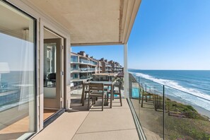 Outdoor dining - Top Floor Oceanfront Retreat, a Short 3-5 Minute Walk to the Beach (Solana Beach)