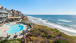 Ein Hotel direkt am Strand mit Pool, Meerblick und angelegtem Garten.