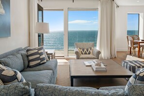 Smart TV, fireplace - Top Floor Oceanfront Retreat, a Short 3-5 Minute Walk to the Beach (Solana Beach)