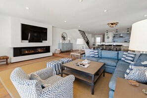 Smart TV y chimenea 