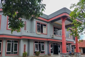 Front of property - Capital O 91650 Hotel Pratama (Kolaka)