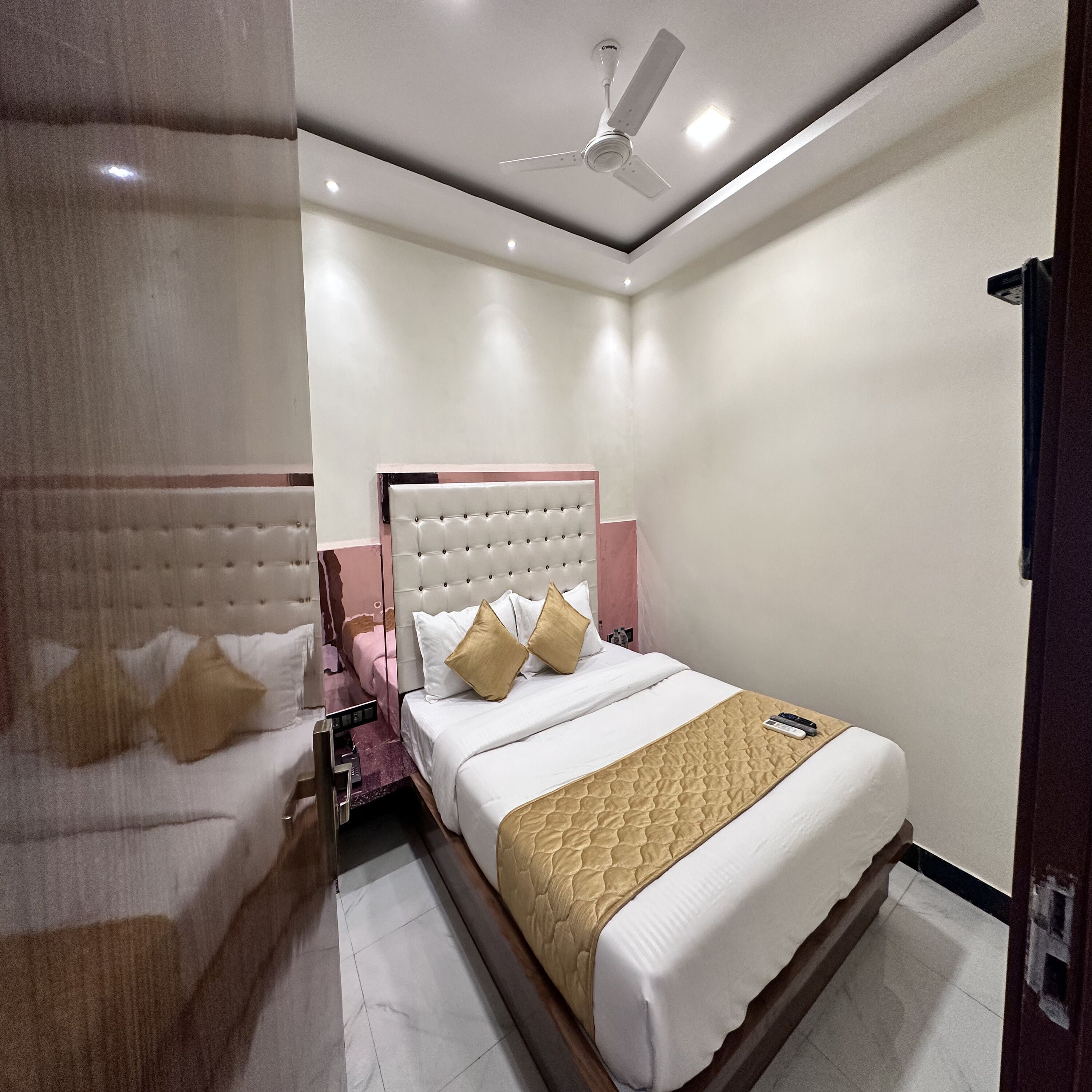 Memory foam beds, desk, laptop workspace, free WiFi