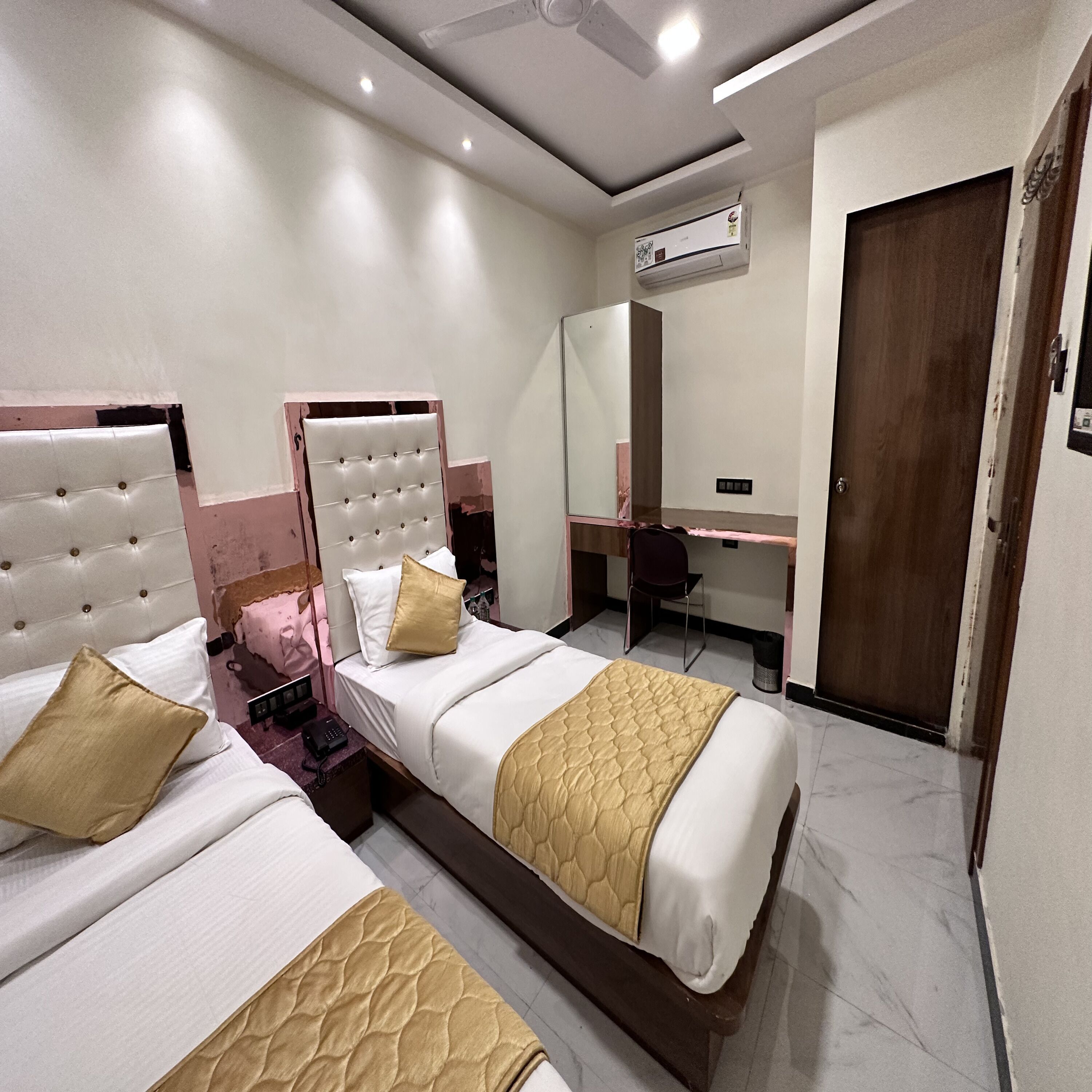 Memory foam beds, desk, laptop workspace, free WiFi
