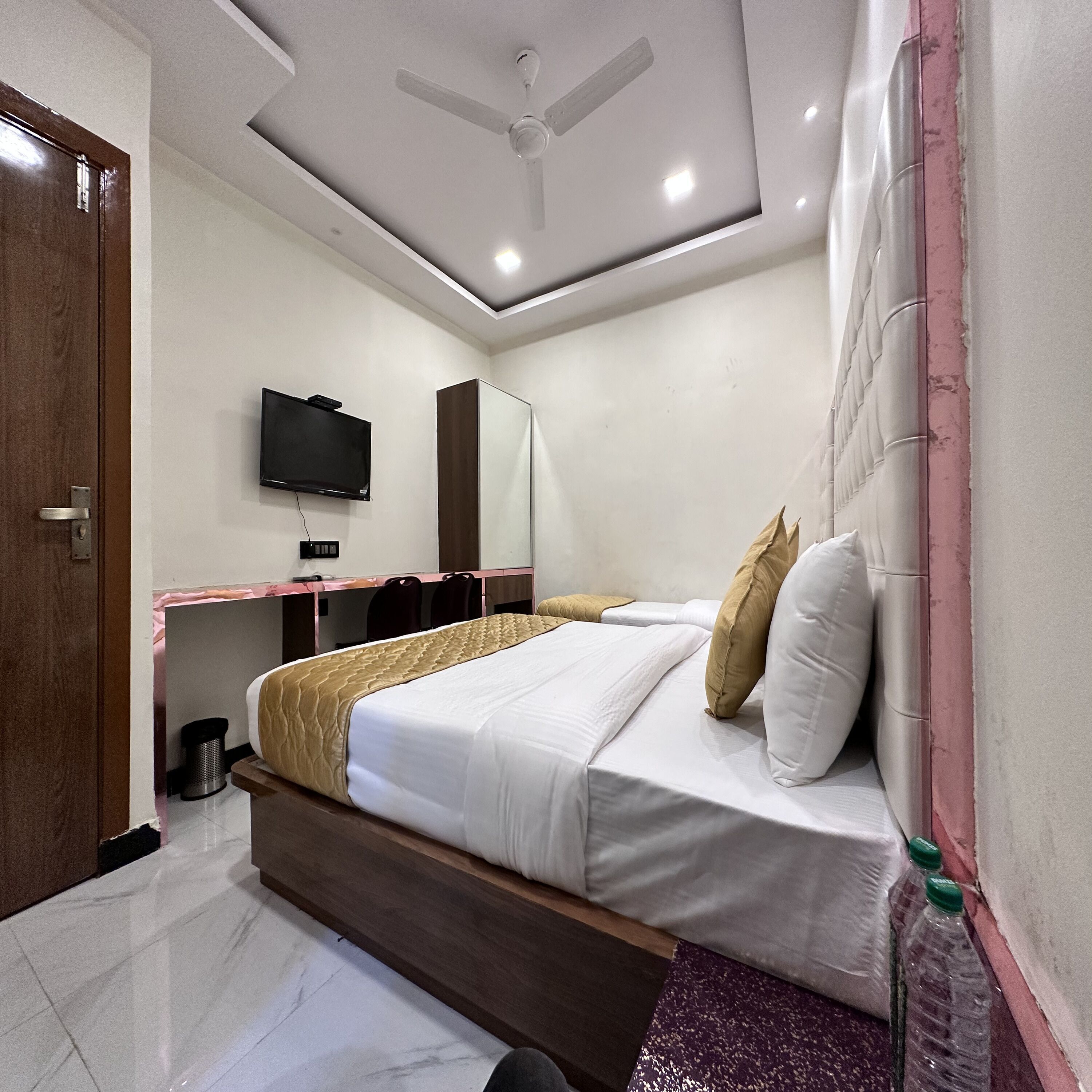 Memory foam beds, desk, laptop workspace, free WiFi